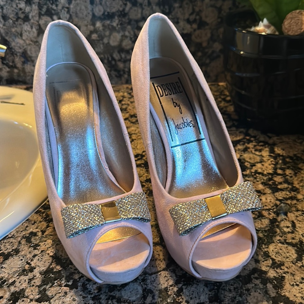 Desire by Jacobies elegant Light pink &gold hills size 6